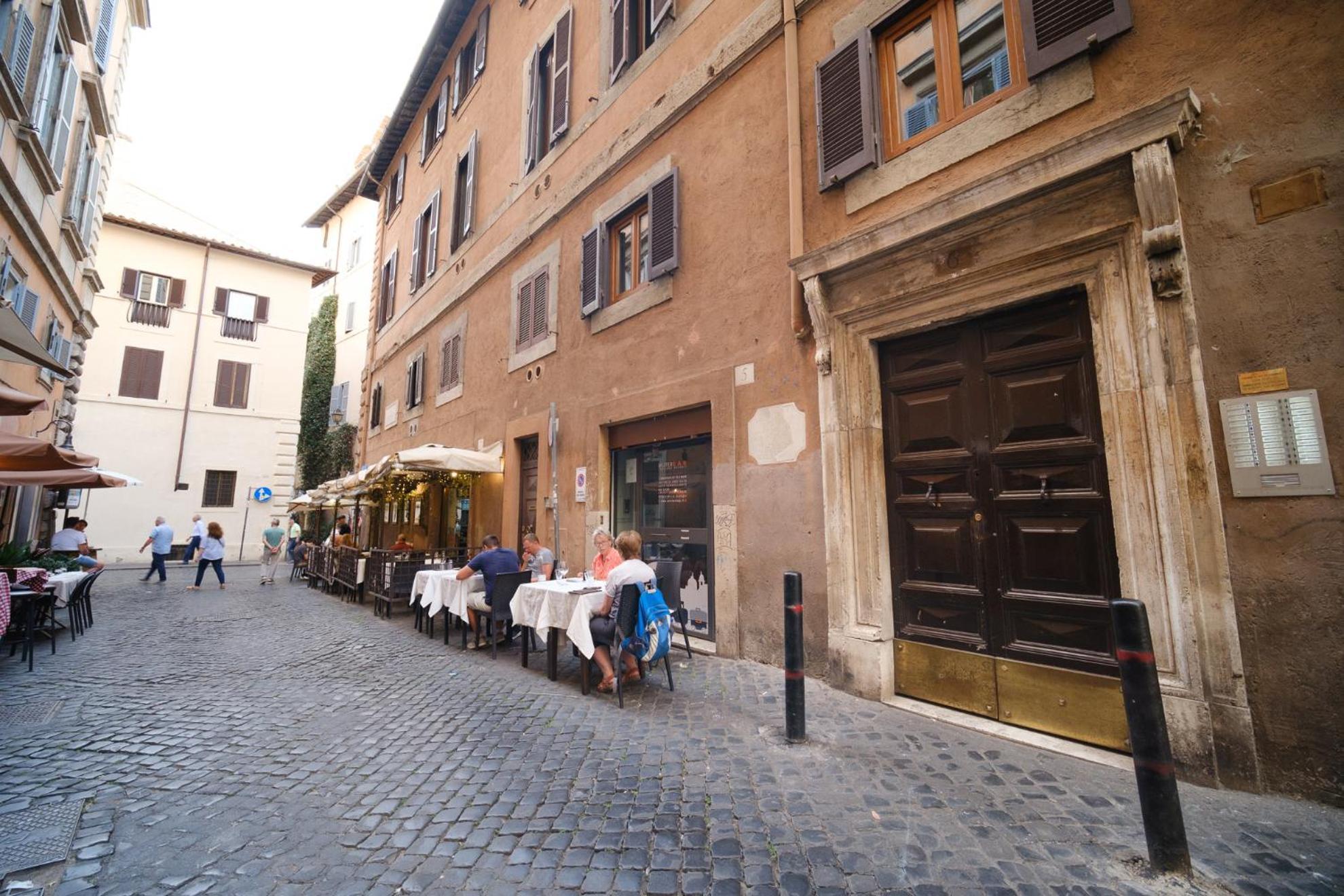 Pantheon'S Arch By Buddyrent Rome Exterior photo