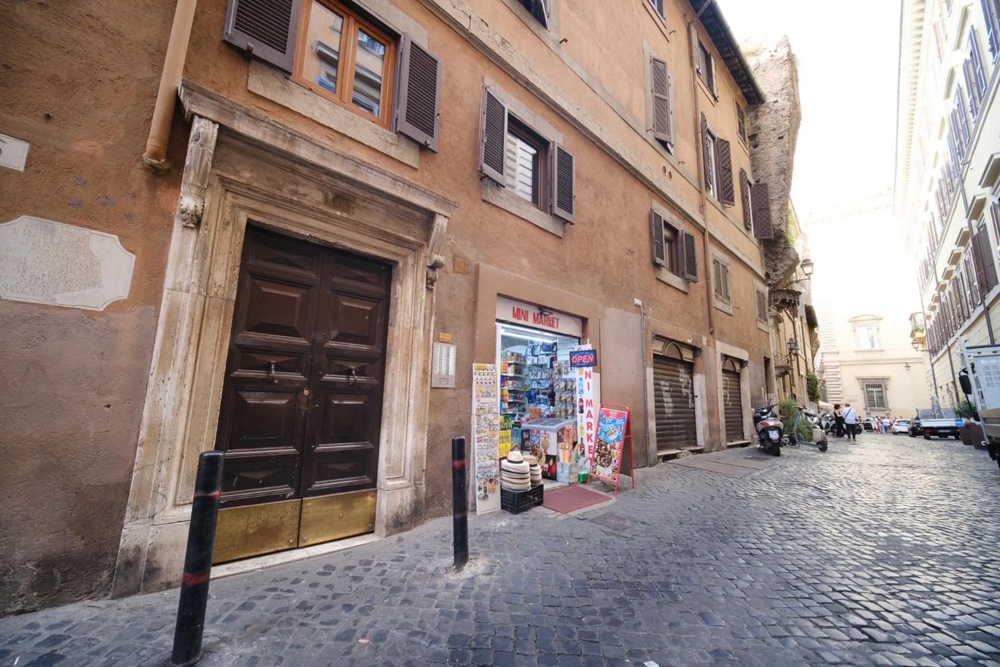 Pantheon'S Arch By Buddyrent Rome Exterior photo